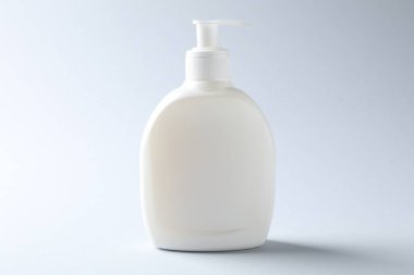 Hafif arka planda bir şişe kozmetik ürünü. Tasarım için model