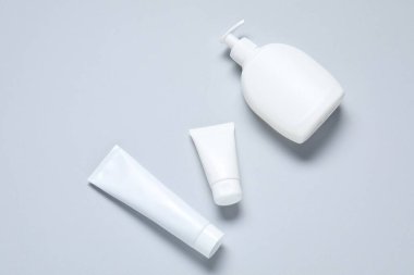 Hafif arka planda kozmetik ürünleri, düz yatış. Tasarım için model