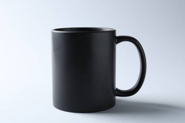 Arka planda siyah bir kupa. Tasarım için model