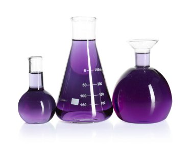 Beyaz üzerine izole edilmiş menekşe sıvısı olan laboratuvar camları.