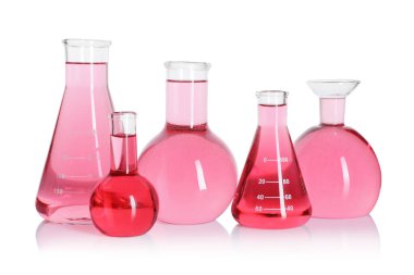 Beyaz üzerine pembe sıvı izole edilmiş laboratuvar camları.