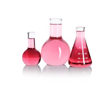 Beyaz üzerine pembe sıvı izole edilmiş laboratuvar camları.