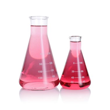 Beyaz üzerine pembe sıvı izole edilmiş laboratuvar camları.