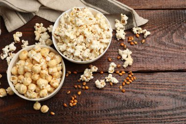 Tahta masada patlamış mısır ve mısır taneleri var. Metin için boşluk