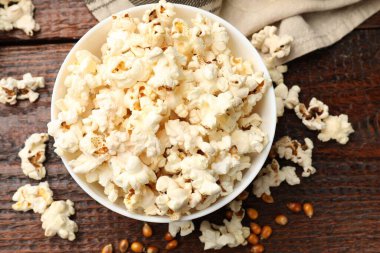 Tahta masada patlamış mısır ve mısır taneleri var.