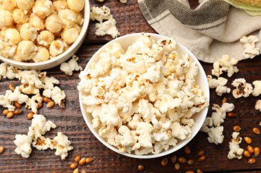 Tahta masada patlamış mısır ve mısır taneleri var.