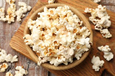 Tahta masada lezzetli patlamış mısır, düz uzanmış.