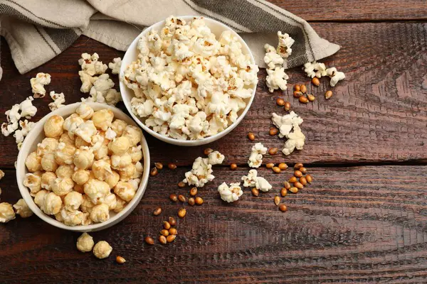 Tahta masada patlamış mısır ve mısır taneleri var. Metin için boşluk