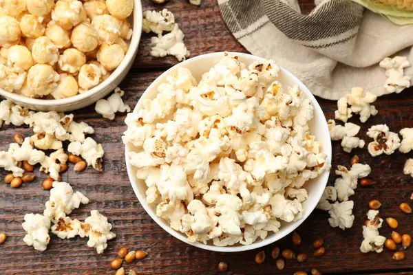 Tahta masada patlamış mısır ve mısır taneleri var.