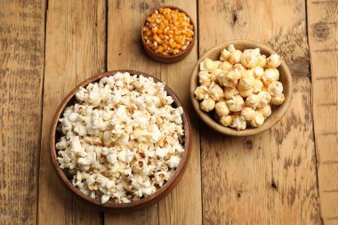 Tahta masada patlamış mısır ve mısır taneleri var.