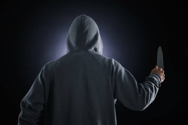 Geçmişi koyu renk bıçaklı bir suçlu.