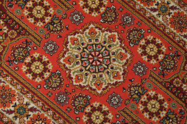 Arka plan olarak yumuşak kırmızı halı, üst manzara. Kullanılmış eşyalar