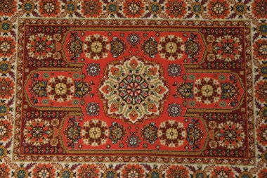 Arka plan olarak yumuşak kırmızı halı, üst manzara. Kullanılmış eşyalar