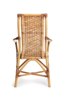 Beyaz, arka manzaralı, şık bir hasır sandalye. Kullanılmış eşyalar