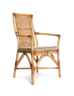 Beyaza izole edilmiş şık bir hasır sandalye. Kullanılmış eşyalar