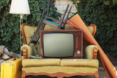 Kanepede retro TV ve dışarıda kullanılan diğer şeyler.