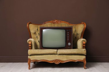 Kahverengi duvarın yanındaki kanepede. Kullanılmış eşyalar