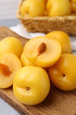 Gri masada olgun sarı kiraz erikleri, yakın plan.