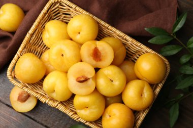 Olgun sarı kiraz erikleri ahşap masada, düz yatıyordu.