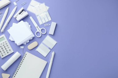 Menekşe arka planda farklı beyaz kırtasiye malzemesi, düz. Metin için boşluk