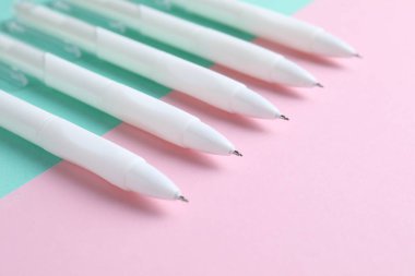 Renk arkaplanındaki beyaz kalemler, yakın plan görünümü