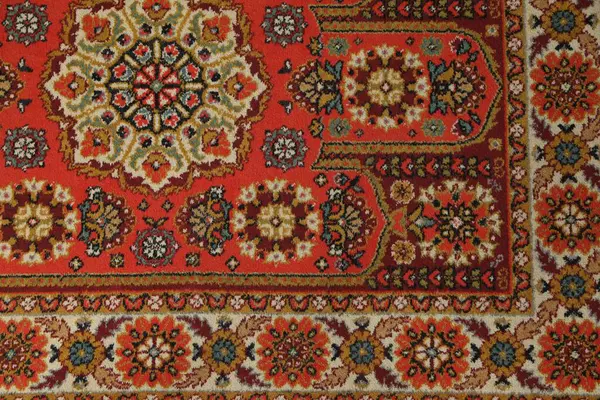 Arka plan olarak yumuşak kırmızı halı, üst manzara. Kullanılmış eşyalar