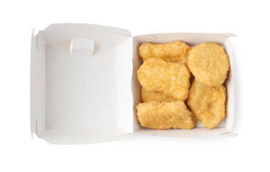Paketteki leziz nuggetlar beyaza izole edilmiş, üst manzara. Lezzetli fast food.
