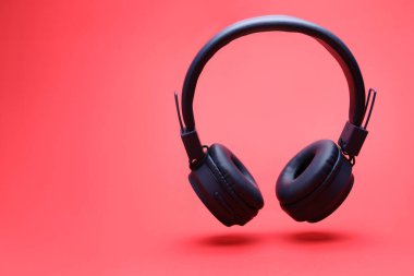 Mercan zemininde bir çift kablosuz kulaklık. Metin için boşluk