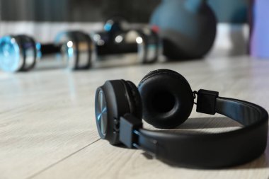 Spor salonunda kablosuz kulaklıklar, yakın çekim. Metin için boşluk