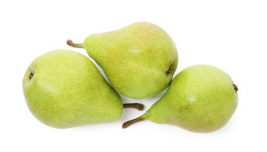 Üç olgun armut, beyaza izole edilmiş, üst manzara.