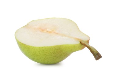 olgun armut üzerinde beyaz izole yarısı