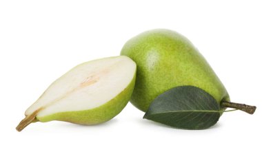 Tümü ve kesilmiş armutlar beyazda izole edilmiş.