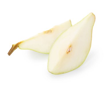 Olgun armut parçaları beyazda izole edilmiş.