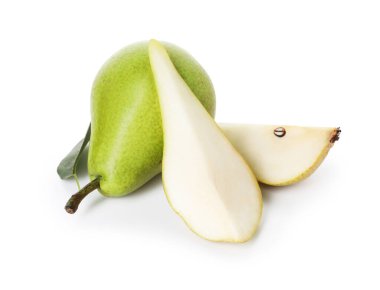 Tümü ve kesilmiş armutlar beyazda izole edilmiş.