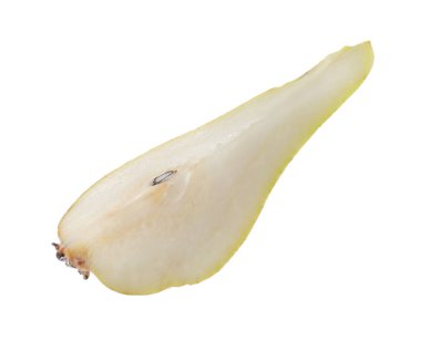 Olgun armut parçası beyaza izole edilmiş.