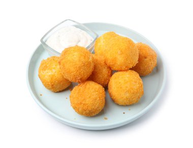Lezzetli kızarmış kroket topları ve beyaz üzerine izole edilmiş sos.