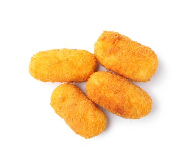 Beyaza izole edilmiş leziz kızarmış kroketler.