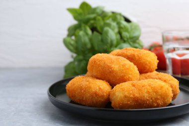 Gri masada leziz kızarmış kroketler, yakın plan.