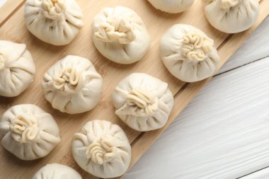 Beyaz ahşap masa üzerinde pişmemiş khinkaliler (hamur tatlısı), üst görünüm