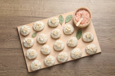 Pişmemiş khinkaliler (hamur tatlısı) ve ahşap masa üzerindeki baharatlar, üst görünüm