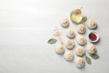 Pişmemiş khinkaliler (hamur tatlısı) ve beyaz ahşap masa üzerindeki baharatlar, düz yatış. Metin için boşluk