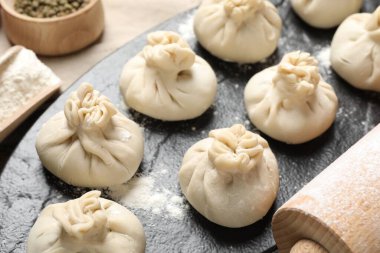 Pişmemiş khinkaliler (hamur tatlısı), un, baharatlar ve merdane tokası, yakın plan.