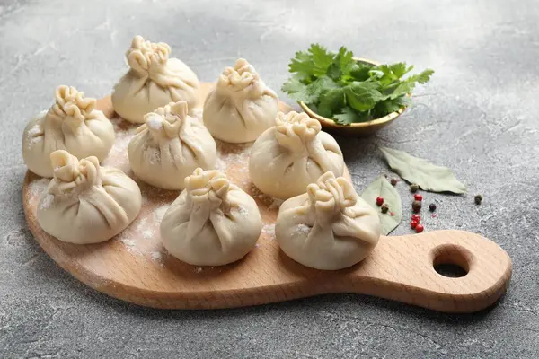 Biber, un, maydanoz ve körfez yapraklarıyla pişirilmemiş khinkaliler (hamur tatlısı)