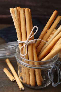 Lezzetli Grissini, açık cam kavanozda, ahşap masada, yakın plan.