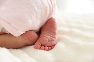 Yeni doğmuş şirin bebek yatakta uzanıyor, yakın plan. Metin için boşluk