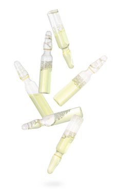 Birçok cam ampul beyaz arkaplana düşüyor