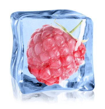 Beyaz zemin üzerinde buz küpü içinde olgun ahududu