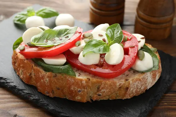 Mozarella peynirli, domatesli ve fesleğenli nefis sandviç.