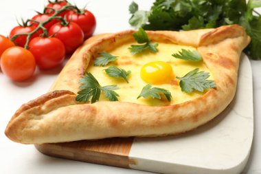 Peynirli, yumurtalı, maydanozlu ve domatesli leziz khachapuri.