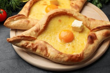 Peynirli, yumurtalı ve diğer ürünlü lezzetli khachapuri, yakın plan.